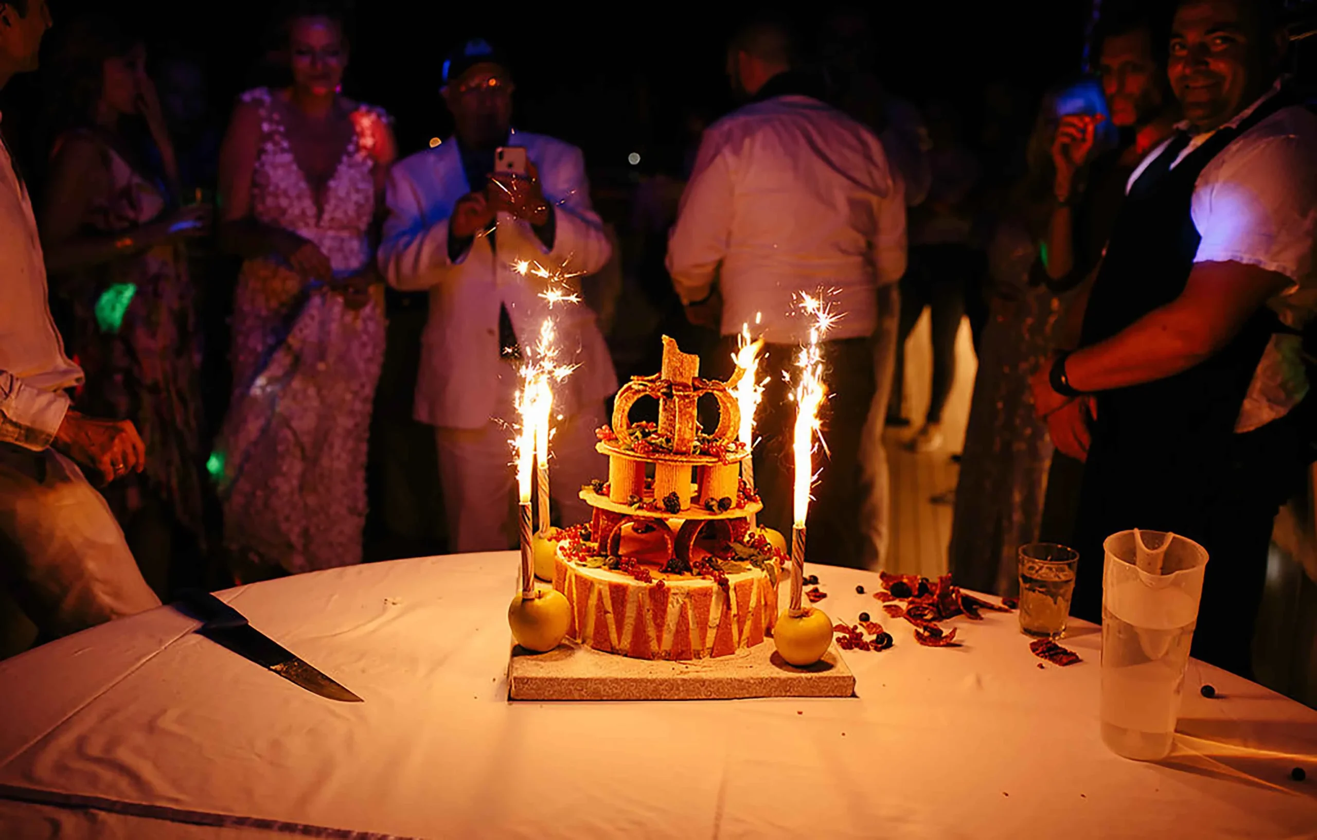 celebrando su cumpleaños a bordo de un yate de lujo.jpg a escala
